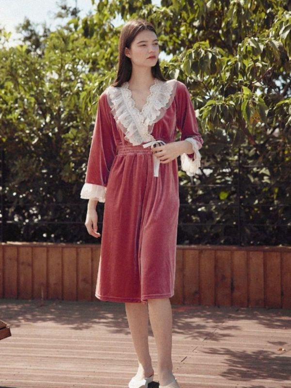 BALCONY 薄暮玫瑰天鵝絨蕾絲睡袍 