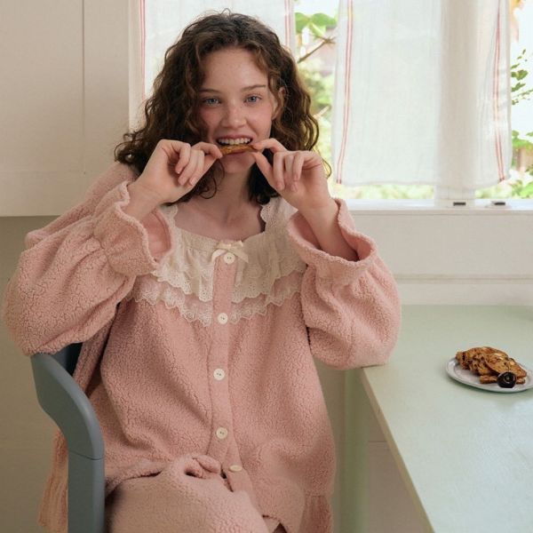 ULLALA 輕柔霧粉蕾絲珊瑚絨睡衣套裝 