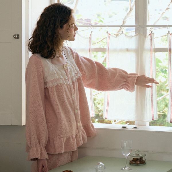 ULLALA 輕柔霧粉蕾絲珊瑚絨睡衣套裝 