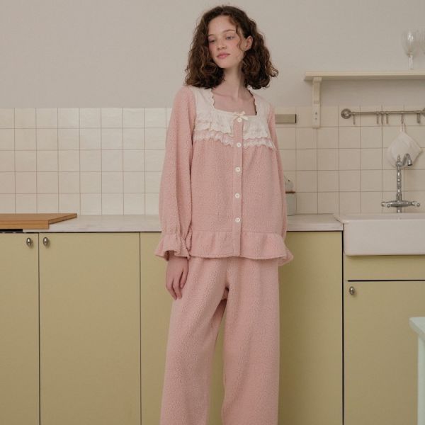 ULLALA 輕柔霧粉蕾絲珊瑚絨睡衣套裝 