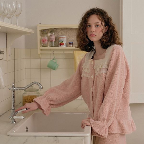 ULLALA 輕柔霧粉蕾絲珊瑚絨睡衣套裝 