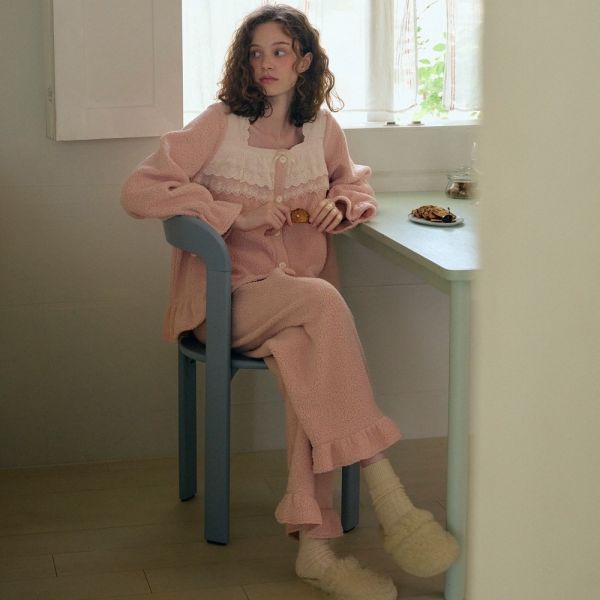 ULLALA 輕柔霧粉蕾絲珊瑚絨睡衣套裝 