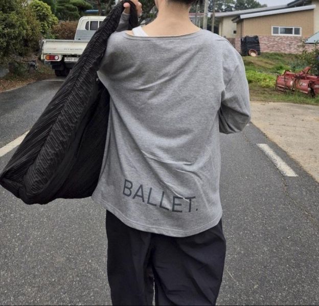 韓國Slownov - Off shoulder芭蕾大學T (三色) 
