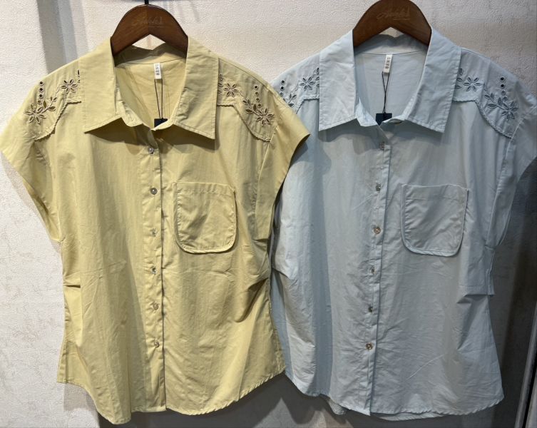 正韓設計款小半袖肩簍空刺繡造型上衣 正韓設計款小半袖肩簍空刺繡造型上衣