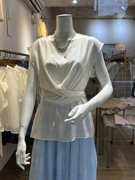 後背設計綁帶感收腰氣質短袖上衣 後背設計綁帶感收腰氣質短袖上衣