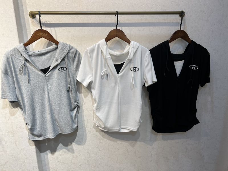 假兩件連帽造型側腰彈性鬆緊腰身上衣 假兩件連帽造型側腰彈性鬆緊腰身上衣