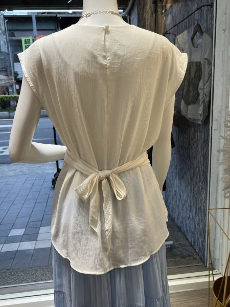 後背設計綁帶感收腰氣質短袖上衣 後背設計綁帶感收腰氣質短袖上衣