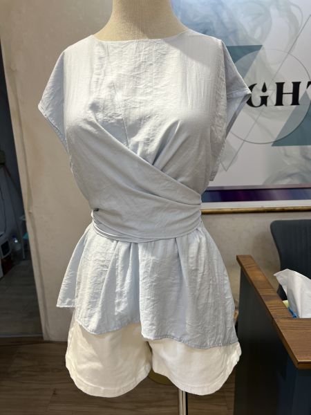 後背設計綁帶感收腰氣質短袖上衣 後背設計綁帶感收腰氣質短袖上衣