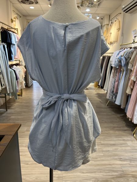 後背設計綁帶感收腰氣質短袖上衣 後背設計綁帶感收腰氣質短袖上衣