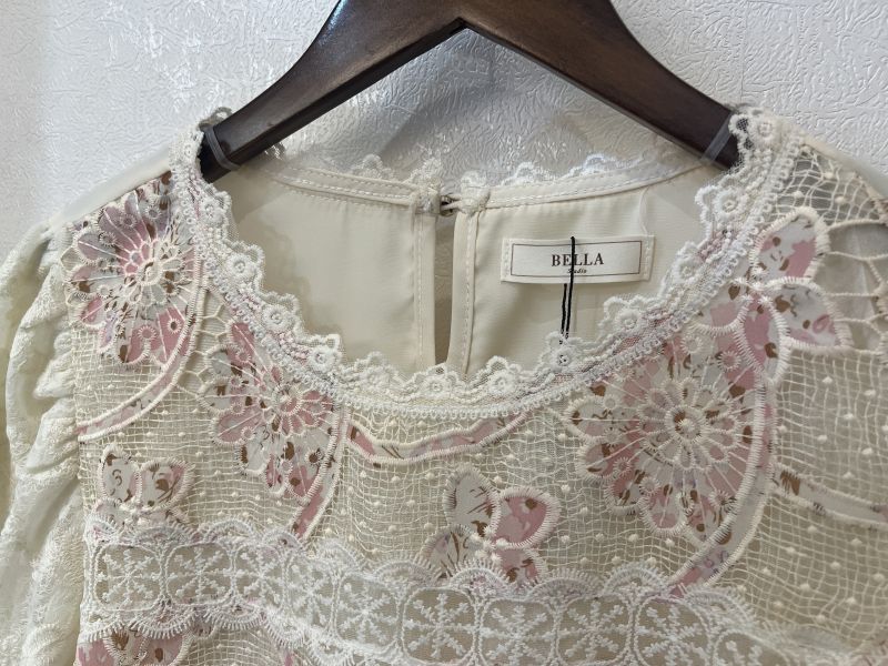 正韓質感花紋刺繡泡泡袖上衣 正韓質感花紋刺繡泡泡袖上衣