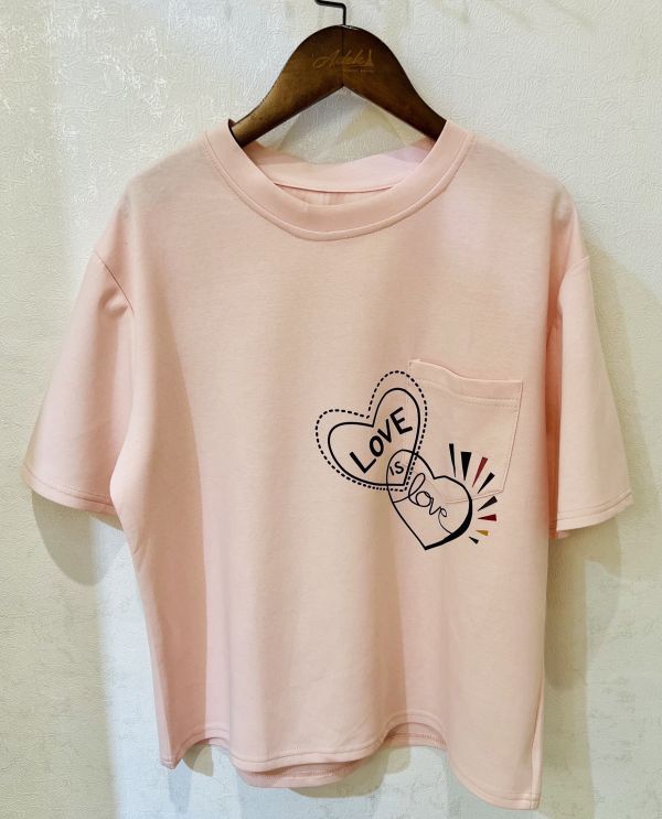 粉嫩雙愛心大口袋設計款上衣 