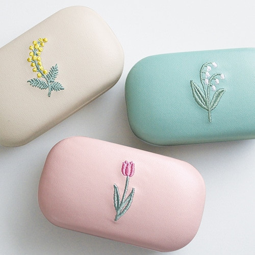EL COMMUN  PRINTEMPS 花卉系列眼鏡盒、收納盒 Printemps, プランタン, 收納盒, 眼鏡盒, 飾品收納盒, 小物收納, 常備藥收納, 合皮收納, 刺繡設計, 刺繡雜貨, 日系雜貨, 文青雜貨, 質感小物, 收納控, 禮物推薦, 大人可愛, 新品推薦, 療癒小物, 生活雜貨