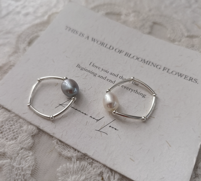 淡水珍珠彈力戒指｜S925純銀 925純銀項鍊、日本古董珠、極細項鍊、駝色鎖骨鍊、小花珠飾、手工串珠飾品、小眾飾品推薦