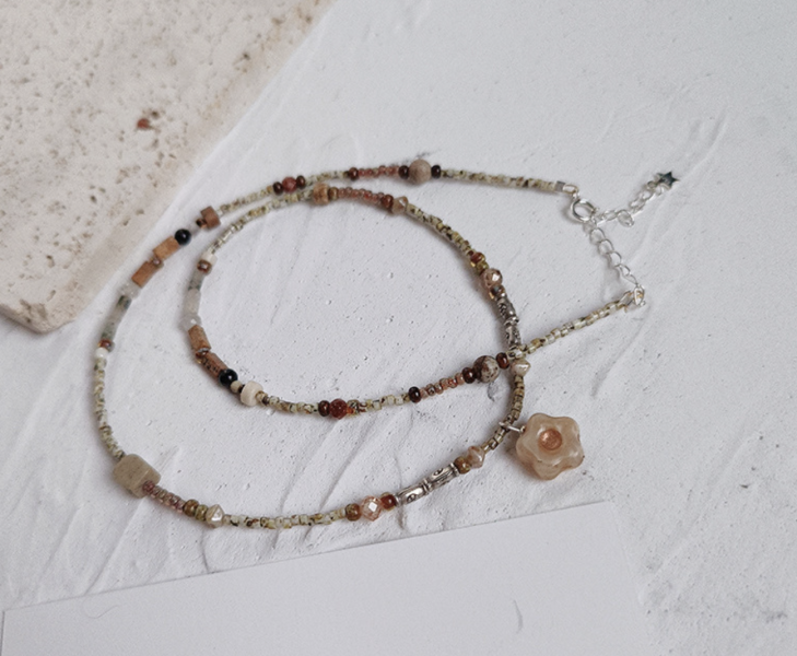 925純銀古董珠極細項鍊｜復古棕 × 小花石 925純銀項鍊、日本古董珠、極細項鍊、駝色鎖骨鍊、小花珠飾、手工串珠飾品、小眾飾品推薦