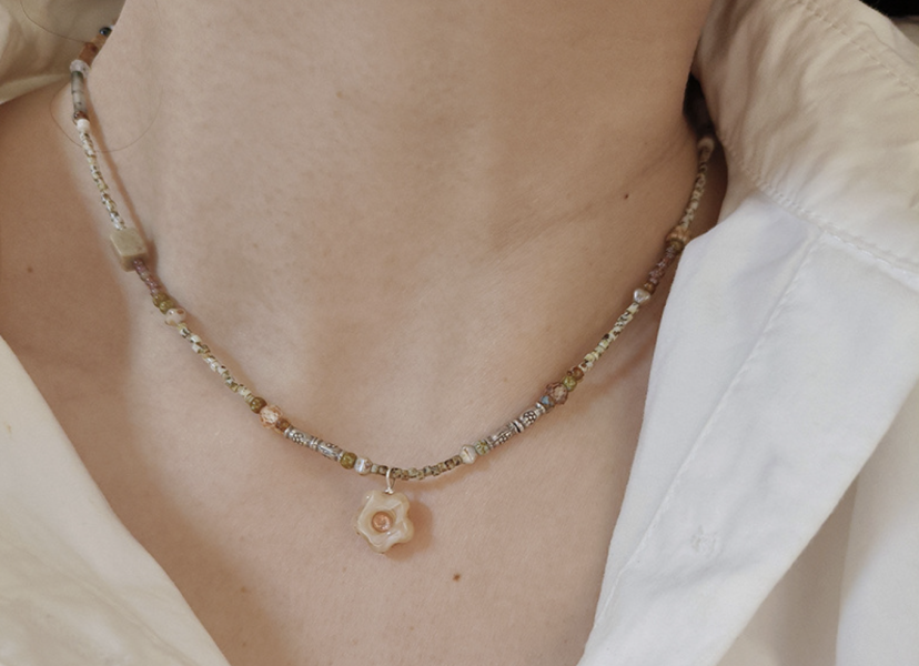 925純銀古董珠極細項鍊｜復古棕 × 小花石 925純銀項鍊、日本古董珠、極細項鍊、駝色鎖骨鍊、小花珠飾、手工串珠飾品、小眾飾品推薦