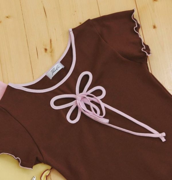 泰國設計師滾邊花花造型撞色短袖上衣 