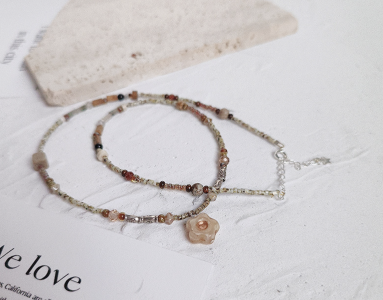 925純銀古董珠極細項鍊｜復古棕 × 小花石 925純銀項鍊、日本古董珠、極細項鍊、駝色鎖骨鍊、小花珠飾、手工串珠飾品、小眾飾品推薦