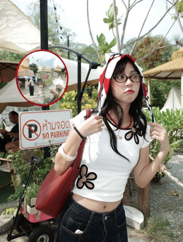 泰國設計師鏤空花花造型撞色短袖上衣 