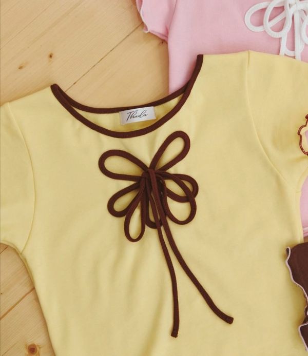 泰國設計師滾邊花花造型撞色短袖上衣 