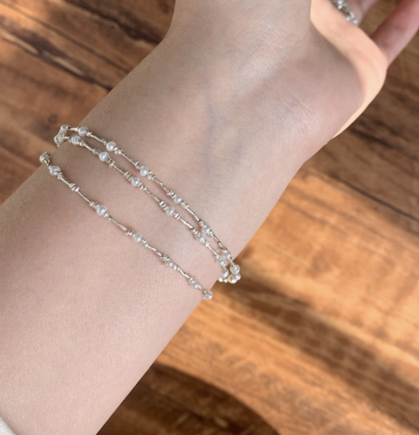 白霧光｜925純銀淡水珍珠極細手鍊（冷淡風可疊戴款） 925純銀項鍊、日本古董珠、極細項鍊、駝色鎖骨鍊、小花珠飾、手工串珠飾品、小眾飾品推薦