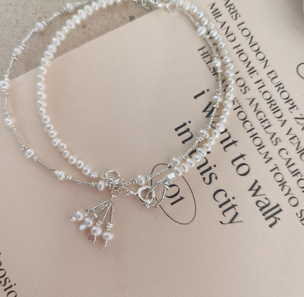 白霧光｜925純銀淡水珍珠極細手鍊（冷淡風可疊戴款） 925純銀項鍊、日本古董珠、極細項鍊、駝色鎖骨鍊、小花珠飾、手工串珠飾品、小眾飾品推薦