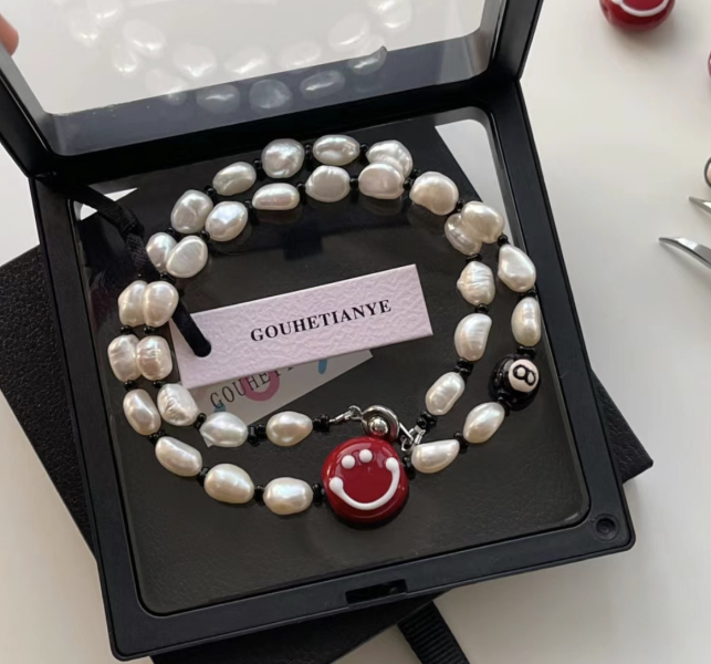 珍珠笑臉鎖骨鏈｜巴洛克珍珠 × 琉璃 × 古董珠 925純銀項鍊、日本古董珠、極細項鍊、駝色鎖骨鍊、小花珠飾、手工串珠飾品、小眾飾品推薦