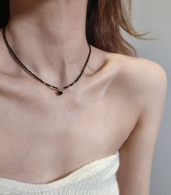 黑尖晶愛心項鍊｜S925純銀 泰銀手鍊、青金石手鍊、天然水晶飾品、925純銀、民族風飾品、做舊銀飾、小眾設計、綠松石手鍊