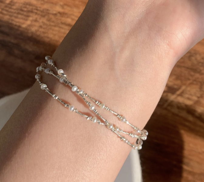 白霧光｜925純銀淡水珍珠極細手鍊（冷淡風可疊戴款） 925純銀項鍊、日本古董珠、極細項鍊、駝色鎖骨鍊、小花珠飾、手工串珠飾品、小眾飾品推薦