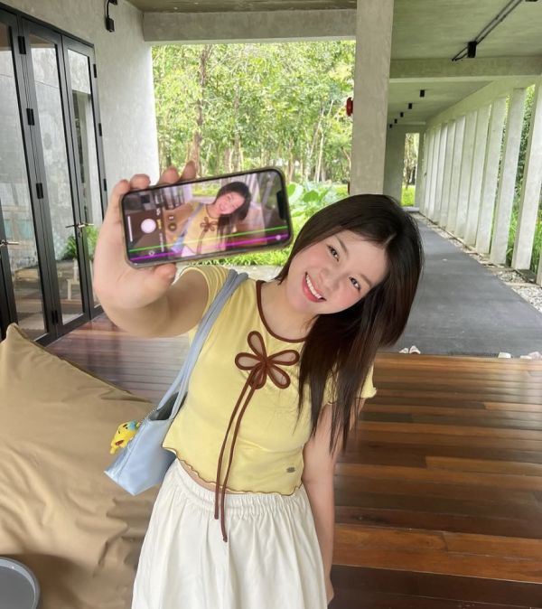 泰國設計師滾邊花花造型撞色短袖上衣 