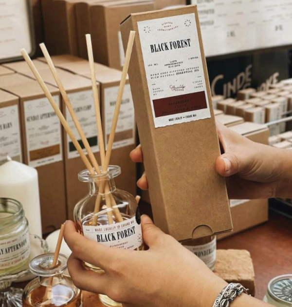 Cinder and Smoke | 居家擴香系列 Cinder and Smoke, 泰國香氛, 清邁代購, 手工擴香, 天然精油, White Barn, Wanderland, Cabin Camp, 木質調擴香, 果香調擴香, 居家質感擺飾