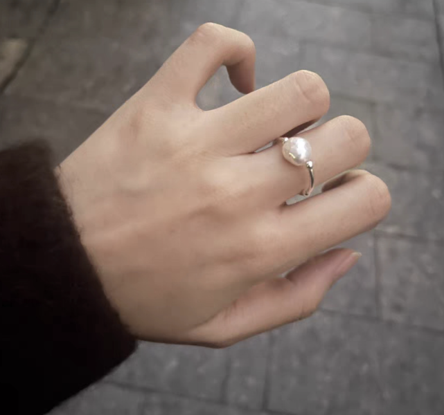 淡水珍珠彈力戒指｜S925純銀 925純銀項鍊、日本古董珠、極細項鍊、駝色鎖骨鍊、小花珠飾、手工串珠飾品、小眾飾品推薦