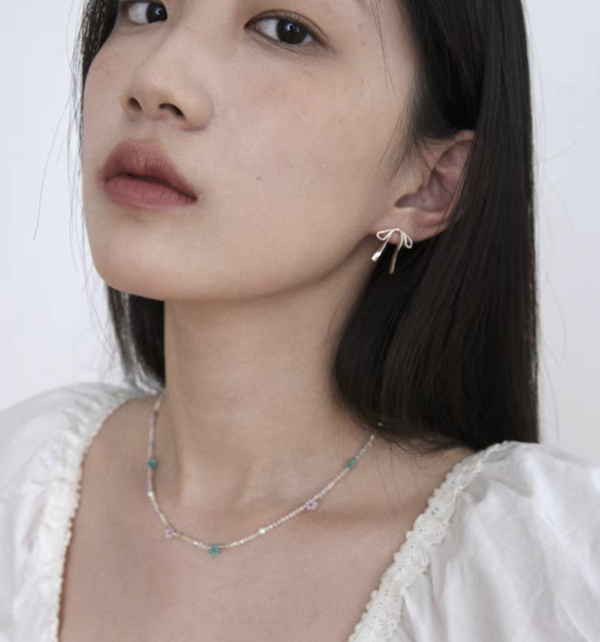 多巴胺水晶鎖骨鍊｜天然彩石 × 925銀扣頭 925純銀項鍊、日本古董珠、極細項鍊、駝色鎖骨鍊、小花珠飾、手工串珠飾品、小眾飾品推薦