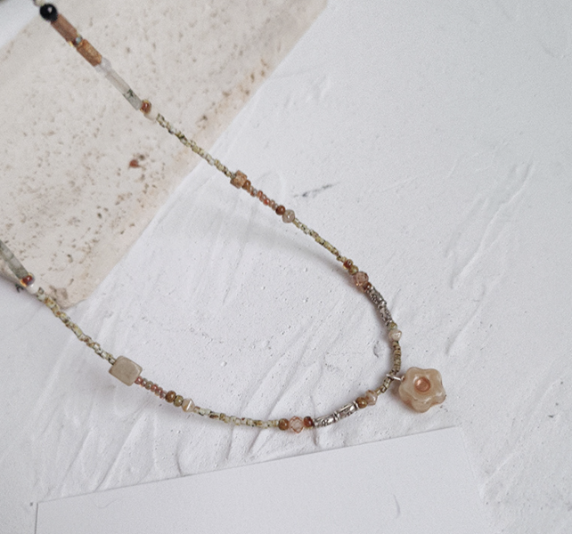 925純銀古董珠極細項鍊｜復古棕 × 小花石 925純銀項鍊、日本古董珠、極細項鍊、駝色鎖骨鍊、小花珠飾、手工串珠飾品、小眾飾品推薦