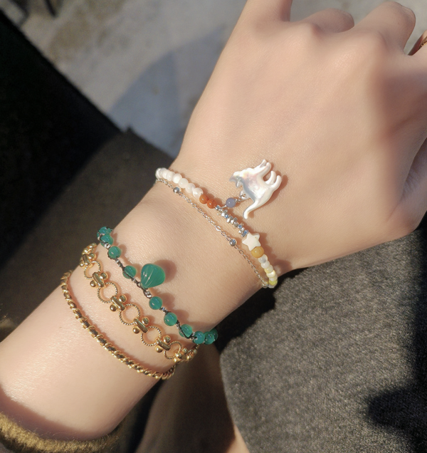 布偶貓假兩層彩石項鍊｜白蝶貝 × 南紅瑪瑙 × 925純銀 925純銀項鍊、日本古董珠、極細項鍊、駝色鎖骨鍊、小花珠飾、手工串珠飾品、小眾飾品推薦