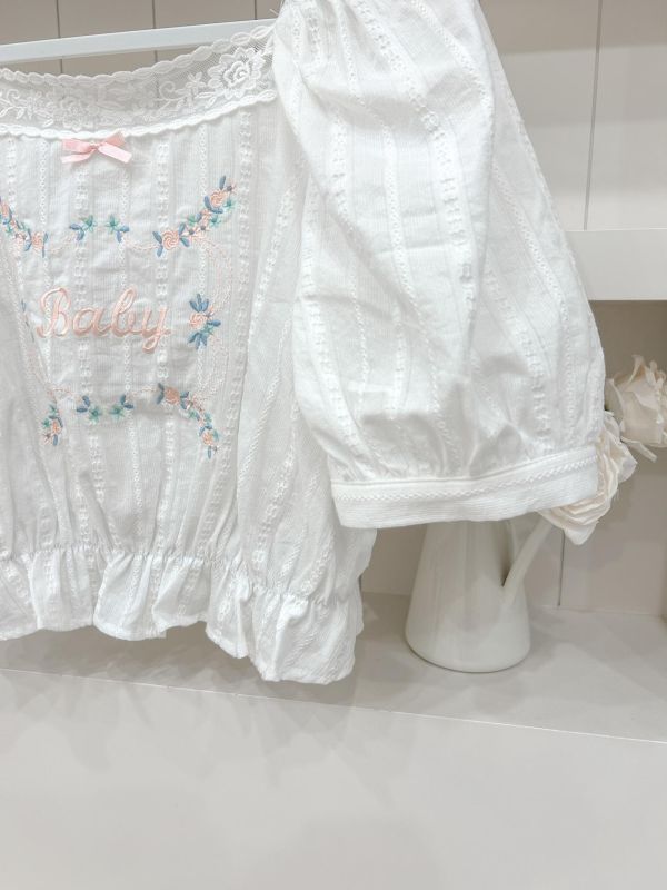 花朵刺繡澎袖上衣 花朵刺繡澎袖上衣