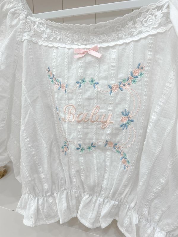花朵刺繡澎袖上衣 花朵刺繡澎袖上衣