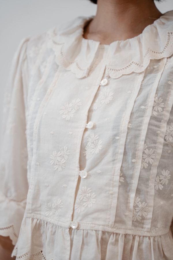 雕花刺繡花邊上衣 雕花刺繡花邊上衣