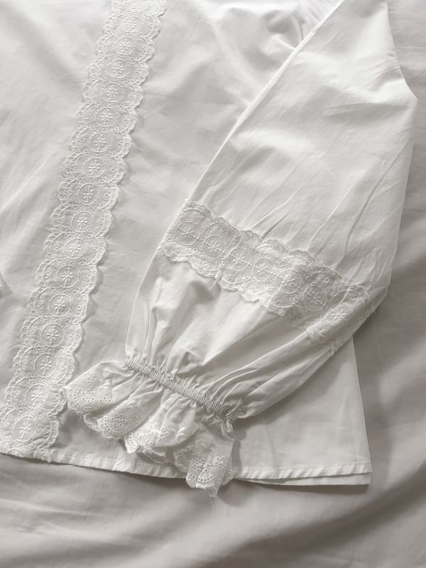 ﹝KR選物﹞小花圖騰雕花翻領上衣 