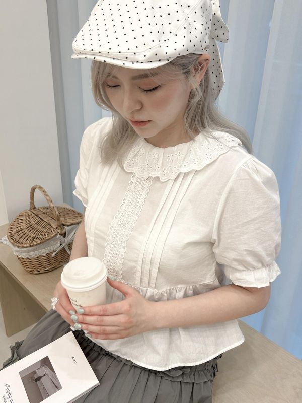 雕花翻領短袖上衣 雕花翻領短袖上衣
