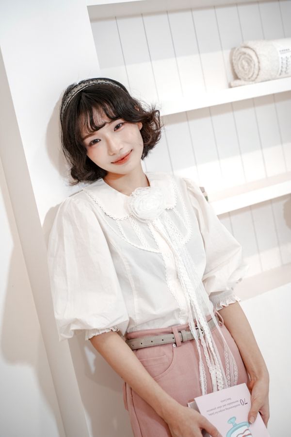 蕾絲滾邊圓領澎澎袖上衣 蕾絲滾邊圓領澎澎袖上衣