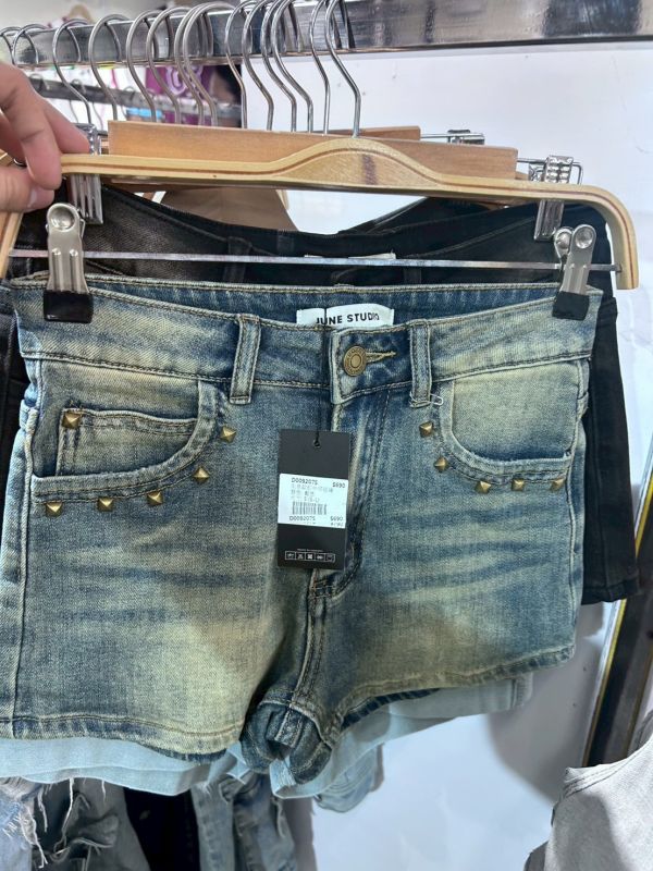 刷色鉚釘牛仔短褲 