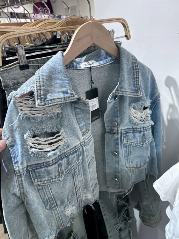 女短版牛仔破壞夾克 