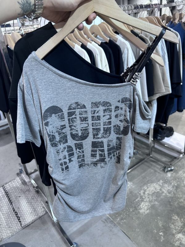 斜領露肩字母短T 