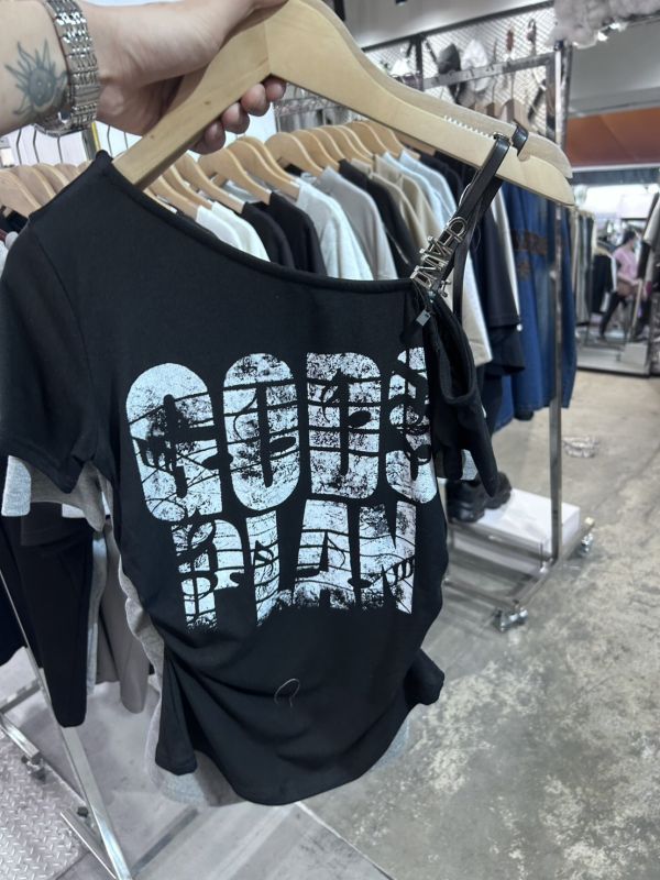 斜領露肩字母短T 