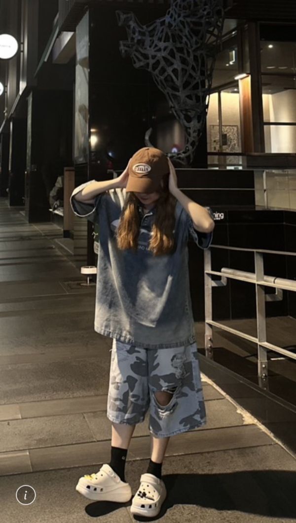 膝破迷彩七分褲 