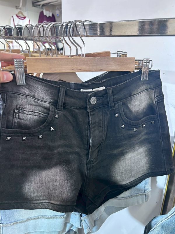 刷色鉚釘牛仔短褲 