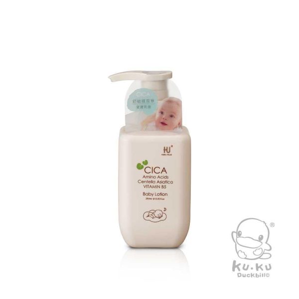 酷咕鴨 KUKU PLUS 舒敏積雪草寶寶洗護系列｜洗髮精500ml／洗髮沐浴乳500ml／寶寶乳液250ml｜低敏保濕 嬰幼兒適用 寶寶頂級沐浴禮盒 酷咕鴨, KUKU PLUS, 寶寶洗髮精, 寶寶沐浴乳, 寶寶乳液, 積雪草洗護, 嬰兒洗護用品, 低敏寶寶洗護, 新生兒洗澡, 敏感肌寶寶, 胺基酸洗髮