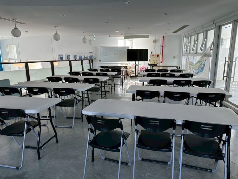 【彰化場地租借】白色海豚屋3F多功能教室/會議室 (近彰濱工業區.全興工業區.線西工業區.伸港.和美.線西/好停車)【本預約系統為登記及聯繫用途，實際費用請參考場地租借辦法】 彰化場地租借, 伸港教室租借, 和美會議室出租, 線西活動場地, 鹿港講座場地, 彰化海景場地, 白色海豚屋場地, 彰化教育訓練場地, 彰化手作教室, 彰濱工業區會議室, 全興工業區場地, 彰化約會景點, 彰化小型會議室