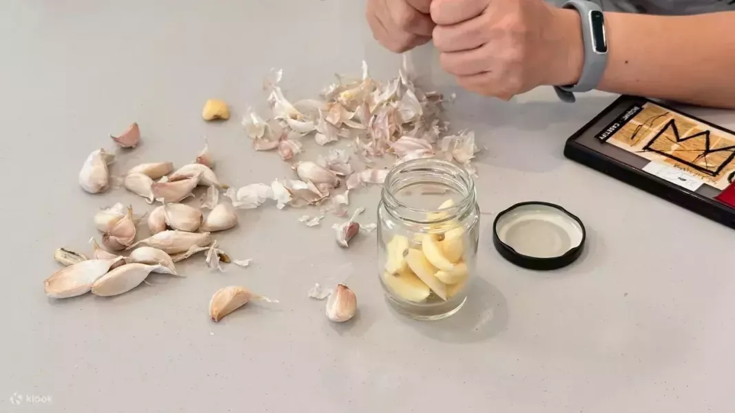 【台中旅展限定：買一送一】白色海灣｜海口糖蒜 DIY 體驗券：封存海洋鮮韻的永續手作（加贈海洋開瓶器） 彰化 DIY 推薦, 白色海灣, 海口糖蒜, 食農教育, 伸港蒜頭, 芳苑文蛤醬油, ESG 活動規劃, 彰化親子景點, 企業手作體驗, 地域商社, 女神嚴選