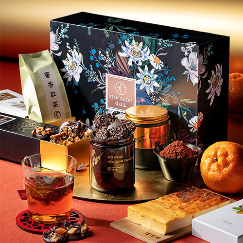 「星饗禮盒」以專業工藝展現純粹風味，凝聚頂級可可的稀有價值。香礫 CRUX 黑巧克力結合雙單一產區莊園可可，保留碎粒的天然口感與健康營養；100% 純可可粉無任何添加，入口即化，釋放可可果天然的堅果香、乳香與果香；90% 堅果果乾黑巧克力以高濃度可可融合烘焙堅果與天然果乾，層次深邃而細緻。搭配台灣蜜香烏龍紅茶，頂級茶葉散發天然蜜香，回甘不澀，與濃郁可可相互呼應，帶來跨文化的深邃層次與典雅品味。